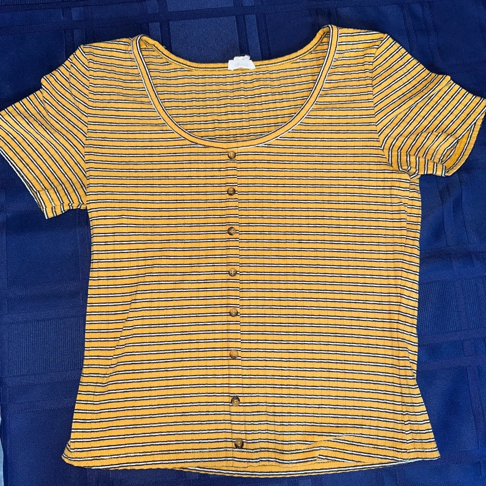 Women’s yellow crop top!! Size Medium. Selling for $13!!